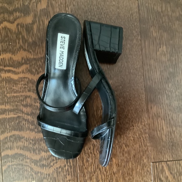 Steve Madden, Issy Crocodile Sandals, Black, Size 6 - Picture 3 of 4